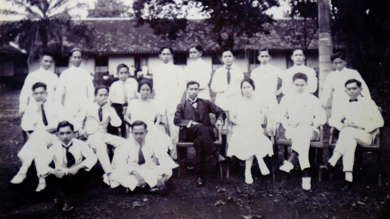 Anna Warouw: Dokter Perempuan Kedua yang Memilih Pulang